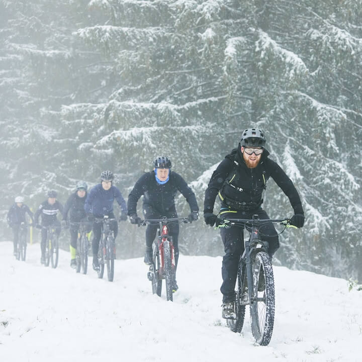 Mountainbiker im Harzer Schnee